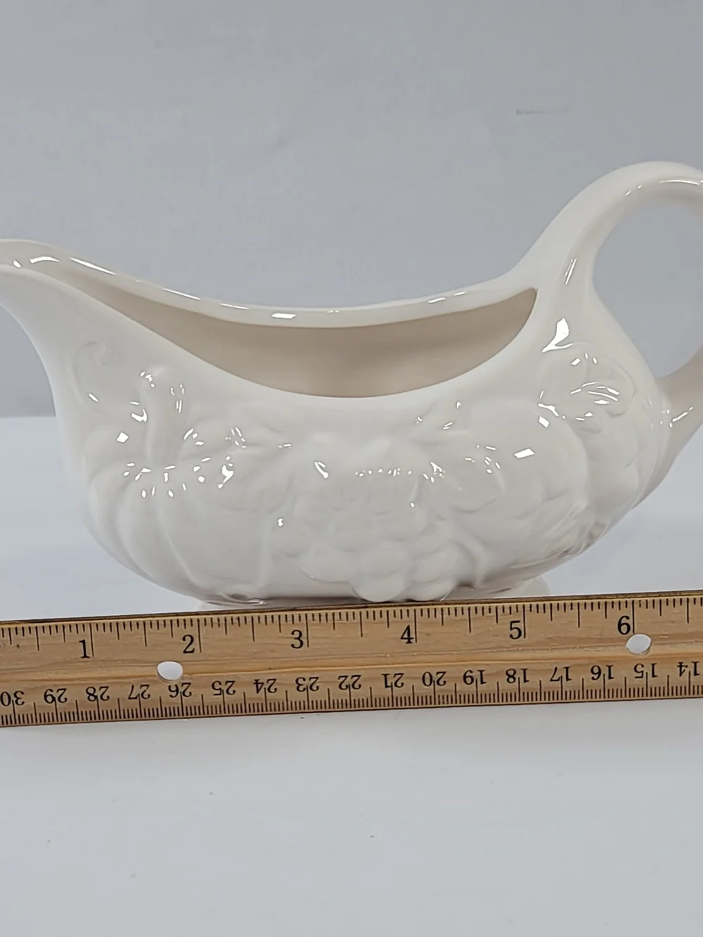 Tabletops Gallery Harvest White Ceramic Gravy Boat Glossy, Dishwasher/MW Safe